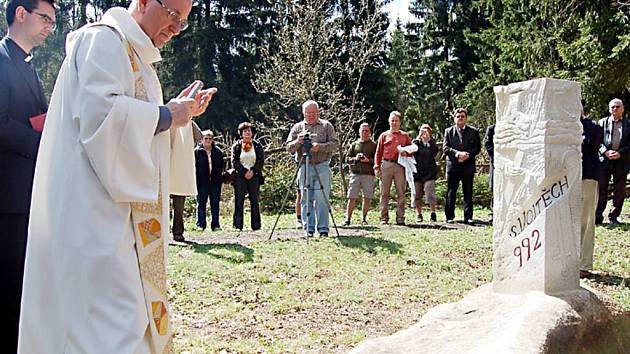 Milník svatého Vojtěcha byl  odhalen u hájovny Obora. Stejně jako tři další  kameny bude vroubit znovuvytýčenou Zlatou cestu.  Čtvrtému milníku požehnal biskup František Radkovský.