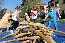 Bobří hrad stavěly děti na školní zahradě, poznávaly přírodu Českého lesa