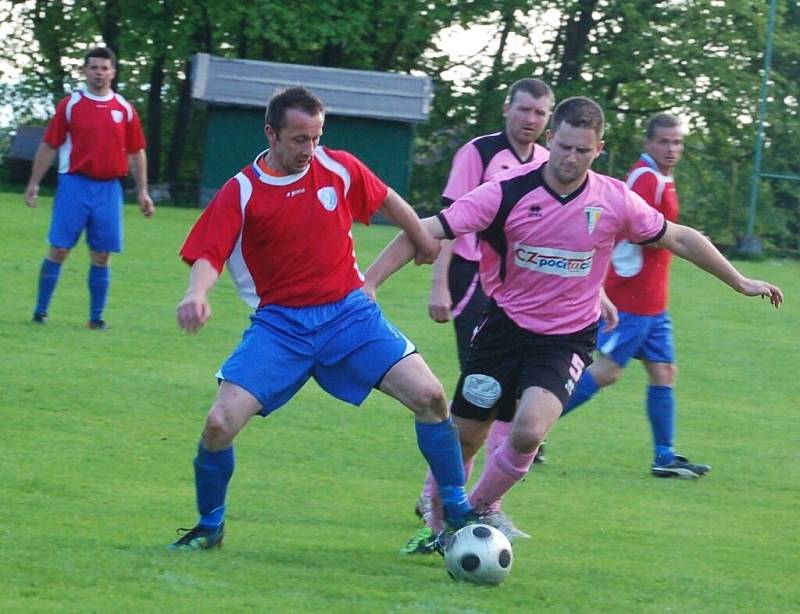  Přimdští fotbalisté prohráli v utkání 1.A třídy s Černicemi 2:3, skórovali Krýsl a Tkáč.