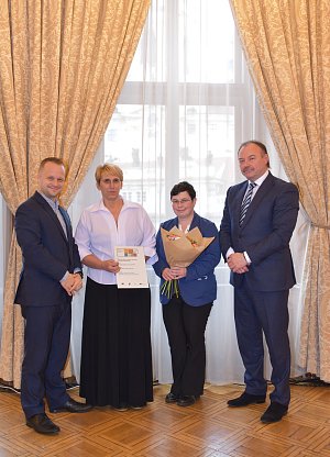 Zástupkyně školy, Marcela Husáková a Jana Anděl Valečková, při převzetí ocenění za eTwinningový projekt.