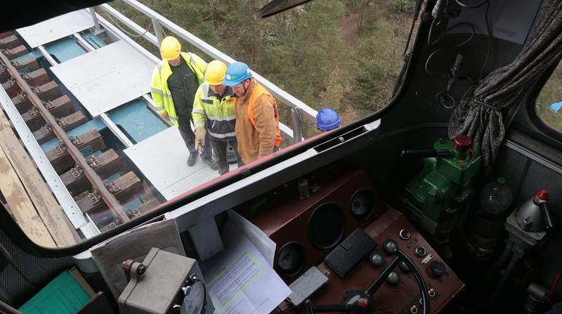 Ze zatěžkávací zkoušky viaduktu přes přehradu Hracholusky.