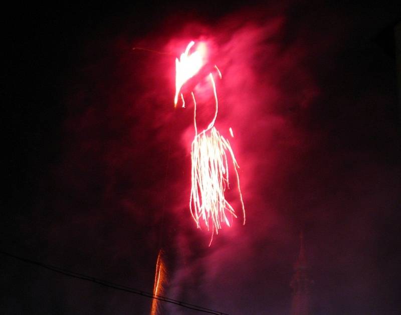 Chodová Planá tradičně půl hodinu po půlnoci přivítala ohňostrojem nový rok 2013.