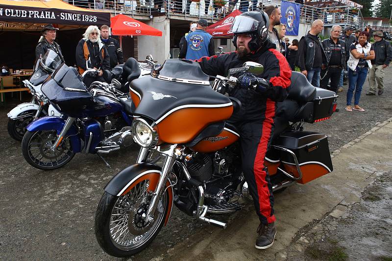 Více než 230 členů klubu Harley Davidson Praha se sjelo do kempu Butov na Hracholuské přehradě na pravidelné klubové akci Czech Rallye.