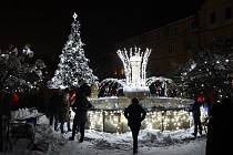 Vánoční strom v Chodové Plané slavnostně rozsvítili první adventní neděli