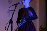 Dvanáctiletá Anna Gálisová zazpívala na Vánoční výstavě v Chodové Plané