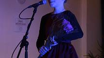 Dvanáctiletá Anna Gálisová zazpívala na Vánoční výstavě v Chodové Plané