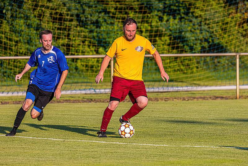 Z archivu: Fotbalisté Chodského Újezdu (modří).