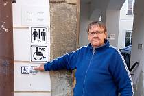 Na veřejné záchodky ve Stříbře se nemusíte bát vstoupit. Je tam dokonale čisto. O pořádek se zde stará Anna Bénová.