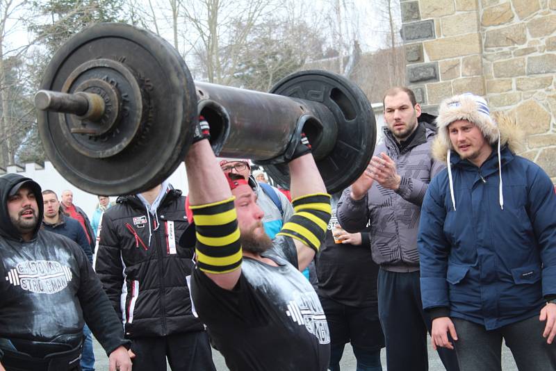 Ze závodů Strongman v Chodové Plané.