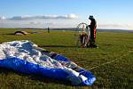 Paragliding je letecký sport. Provozují ho i na letišti v Erpužicích nedaleko Stříbra.