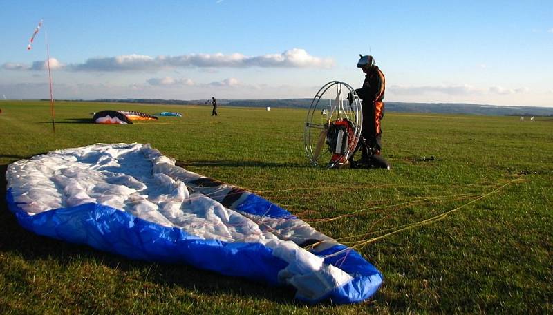 Paragliding je letecký sport. Provozují ho i na letišti v Erpužicích nedaleko Stříbra.