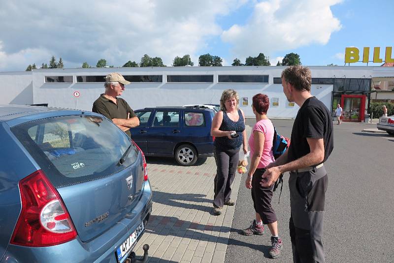 Dobrovolníci z Tachovska obnovili a znovu označili destičku pramene Mže.