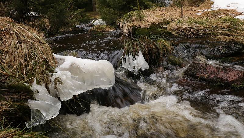 Předjaří v Českém lese: na vrcholcích sníh a turistické cíle bez lidí.