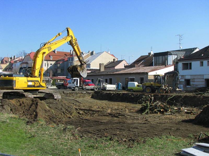 Demolice sokolovny a výstavba nového supermarketu.