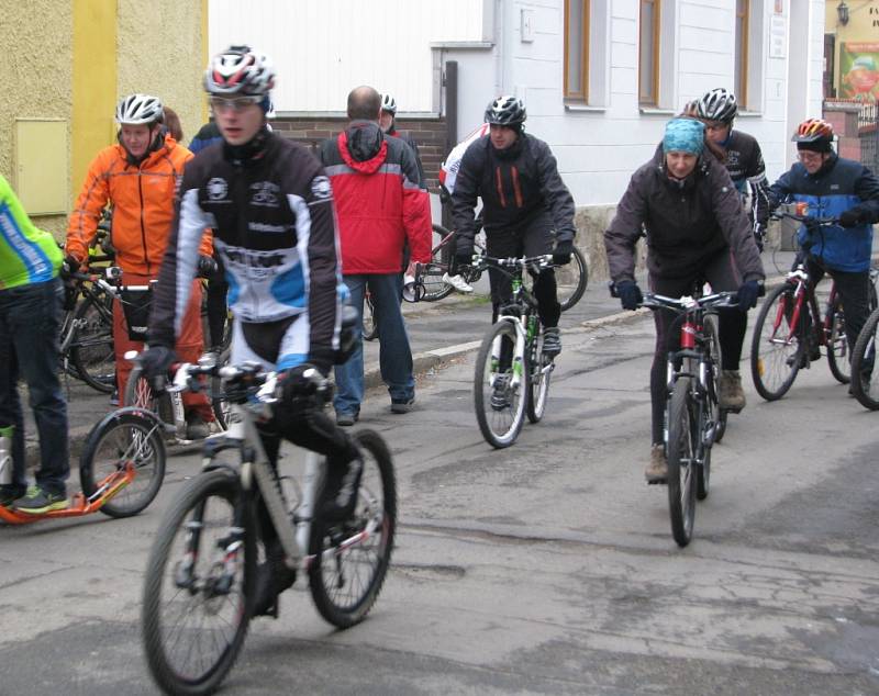 Kolaři a koloběžci vyrazili na Silvestra kolem přehrady