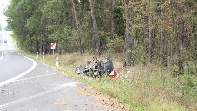 NEHODA. Po smyku skončil osobní automobil v silničním příkopu, kde se převrátil na střechu.