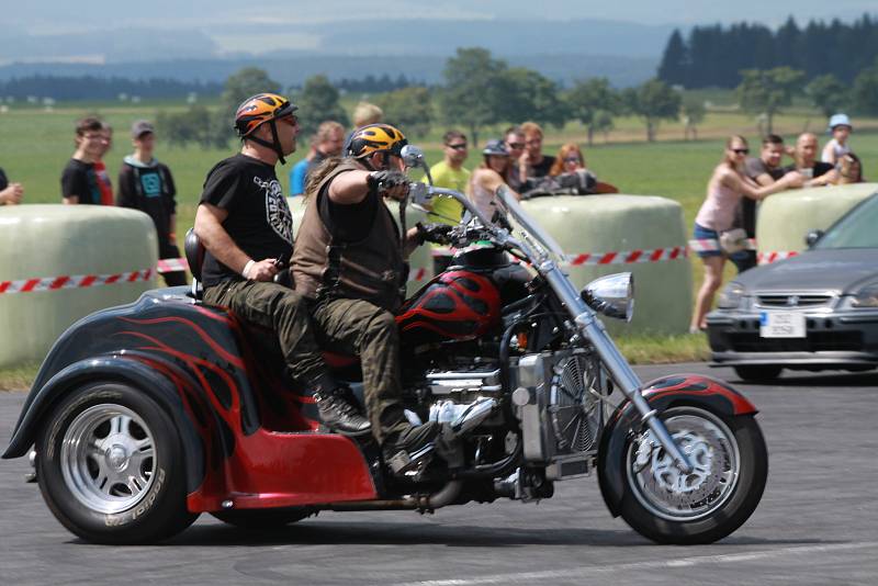 Z Auto moto párty na letišti Kříženec.