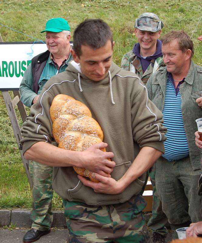 Rybáři soutěžili v Chodové Plané  o nejdelší úlovek. 