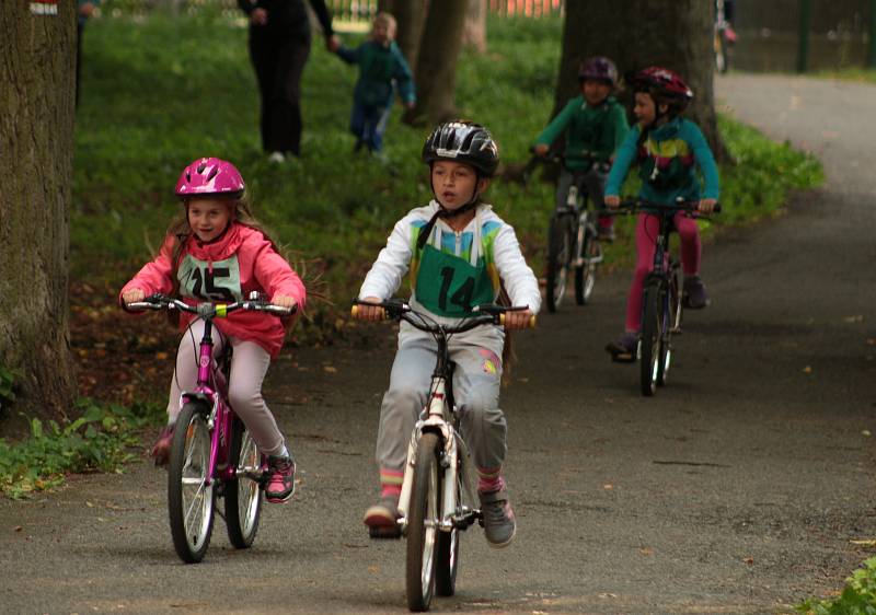 Malí cyklisté závodili v parku