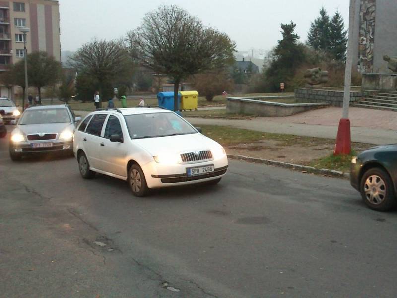 DOPRAVNÍ SITUACE před školou v tachovské Zárečné ulici je každé ráno složitá. Město nyní plánuje úpravy, možná by mohly začít ještě letos. 