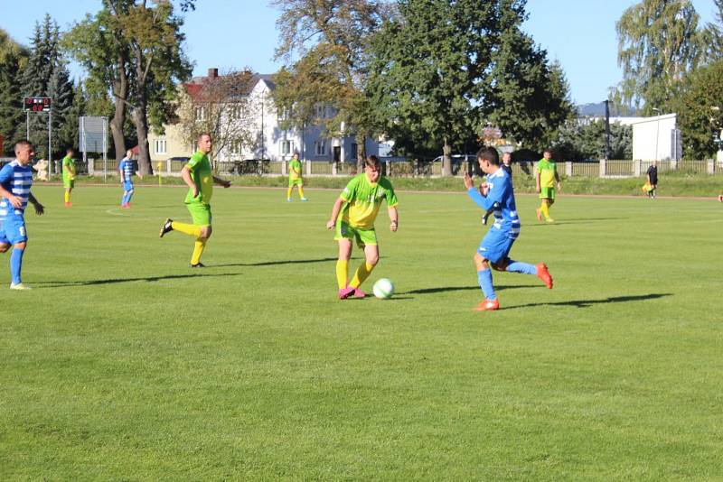 Chodová Planá (zelenožluté dresy) padla s Mrákovem na penalty.