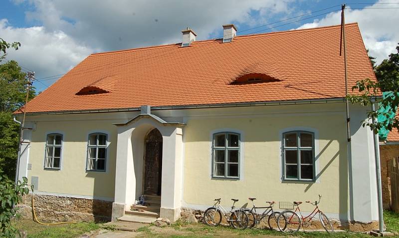 Dobrovolníci z několika zemí světa pomáhají obnovovat stezky v oblasti Michalových Hor i plot bývalé fary, také odkryli cestu ke kostelu.