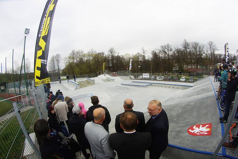 Desítky jezdců všech věkových kategorií si přišlo vyzkoušet nově opravený skatepark v okresním městě. První dojmy jsou vesměs velmi pozitivní.