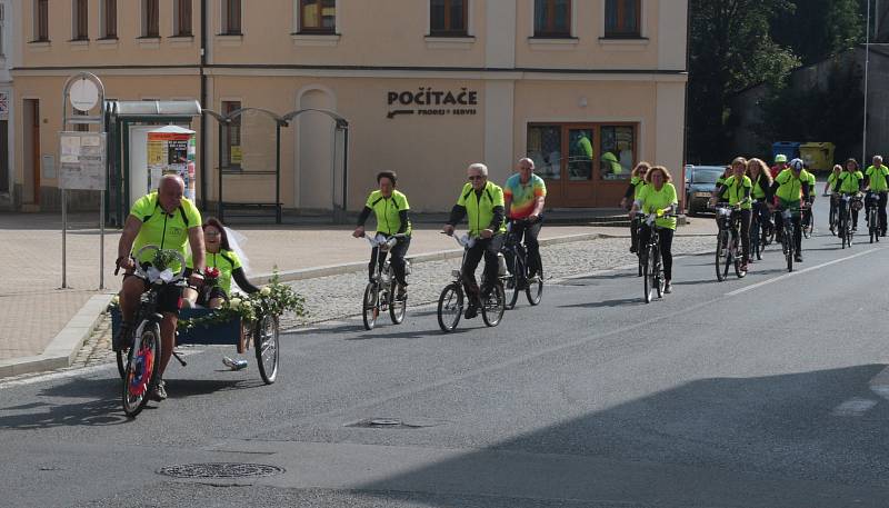 Při cyklistické svatbě si ženich odvezl nevěstu na kárce za kolem