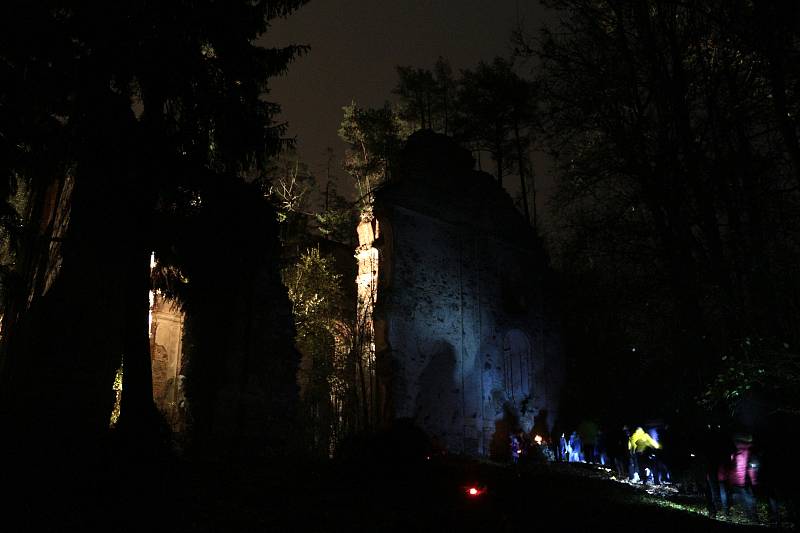 Ruiny kláštera Paulánů ozářila světla stovek svící i reflektory