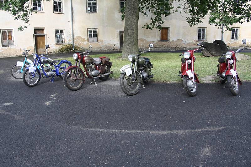 Sbírku historických motocyklů i jiných věcí, mohli vidět návštěvníci borského zámku