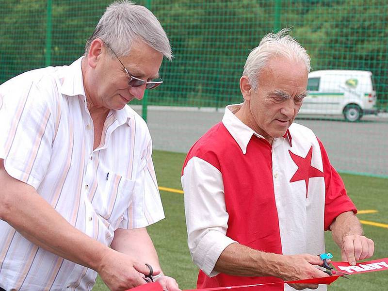 Otevření nového hřiště v Tachově. Přestřižení pásky.