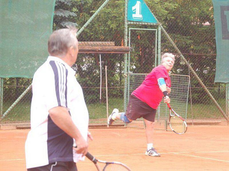 Dlouhodobý tenisový seriál V.I.P. pokračoval na kurtech Slavoje Tachov kláním ve čtyřhře