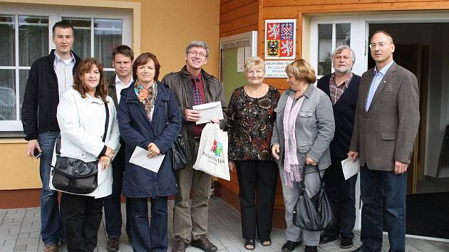 Setkání pracovníků místních akčních skupin z Česka a Německa před obecním úřadem v Tisové.