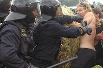 Proti účastníkům CzechTeku zasáhli policejní těžkooděnci. 