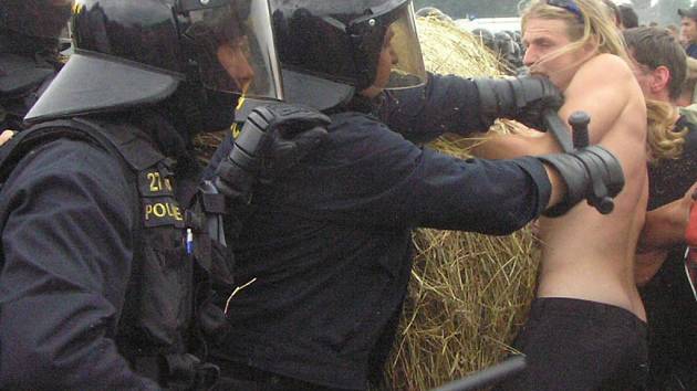 Proti účastníkům CzechTeku zasáhli policejní těžkooděnci. 
