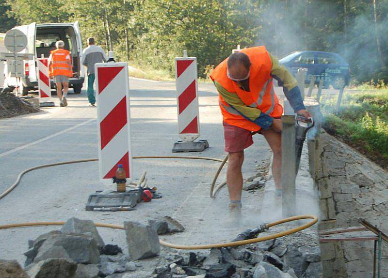 Už dva týdny provádí stavební firma opravy mostu přes řeku Mži v Kočově. 