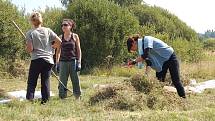 Dobrovolníci z devíti zemí celého světa sekají louky v Českém lese a bydlí v tee-pee