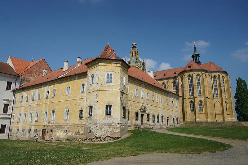 V Kladrubech se uskutečnily prohlídky zdobené květinovými aranžemi.