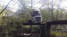 Na Tachovsku uvízl kamion na lávce v lese.