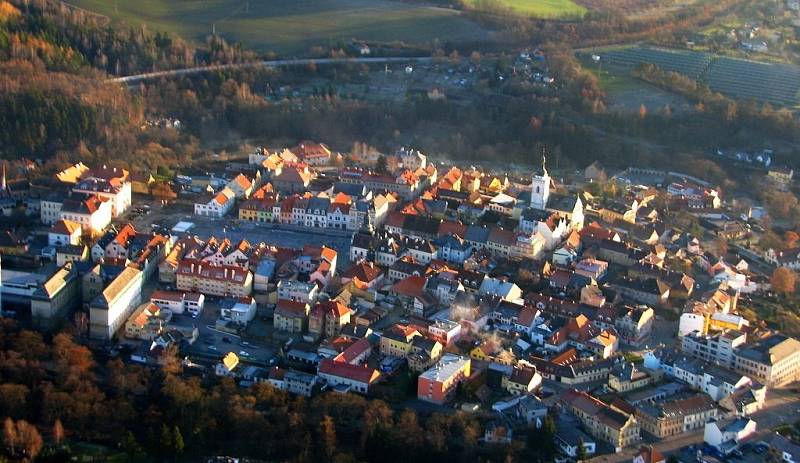 Paragliding je letecký sport. Provozují ho i na letišti v Erpužicích nedaleko Stříbra.