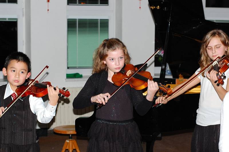 Přes dvě stě posluchačů se vměstnaly do auly stříbrského gymnázia, kde se konal Vánoční koncert žáků ZUŠ Stříbro. 