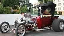 Nadupaný Ford T Bucket Roadster pocházející z roku 1923, jehož upravený motor dává výkon 550 koní. 
