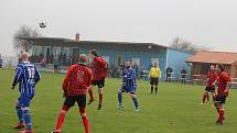 OKRESNÍ PŘEBOR II. TŘÍDY: Kostelec (v modrém) - Kšice (v červeném) 2:4 (0:2).