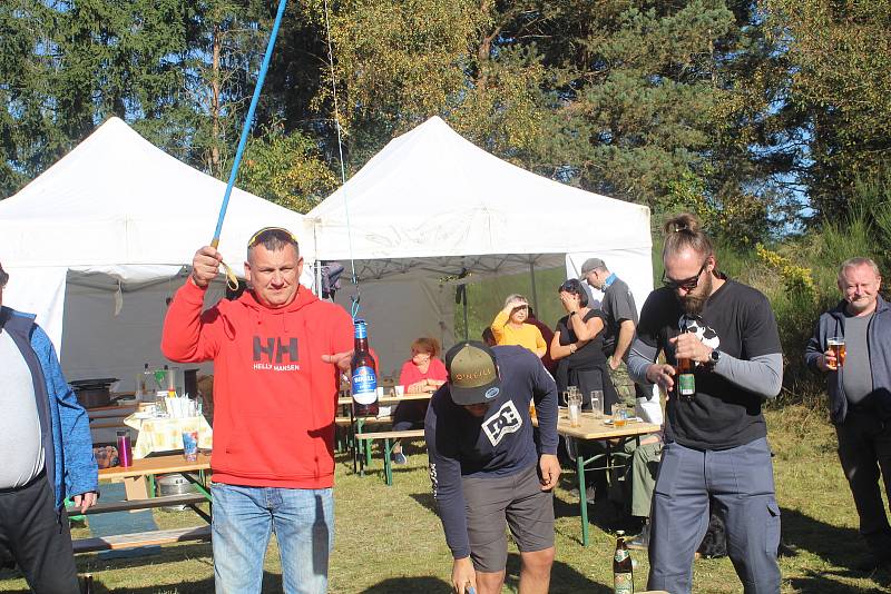 Konec sezony už tradičně slaví tachovští potápěči setkáním se soutěžemi na základně u pavlovického lomu.