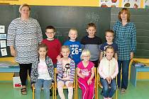 Žáci 1. třídy Základní školy Halže s třídní učitelkou Jarmilou Kočandrlovou a asistentkou pedagoga  Blankou Polanskou.