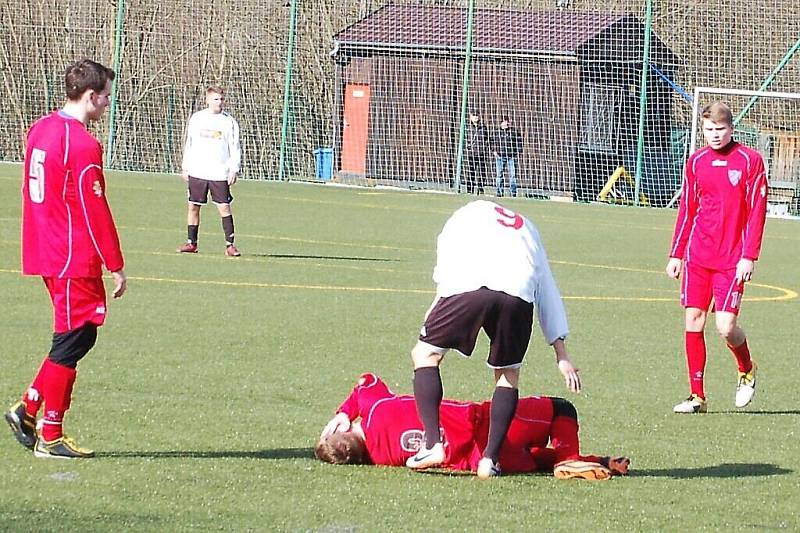 Přípravný zápas FK Tachov – Hvězda Cheb se hrál za slunečného počasí na umělé trávě v Tachově. 