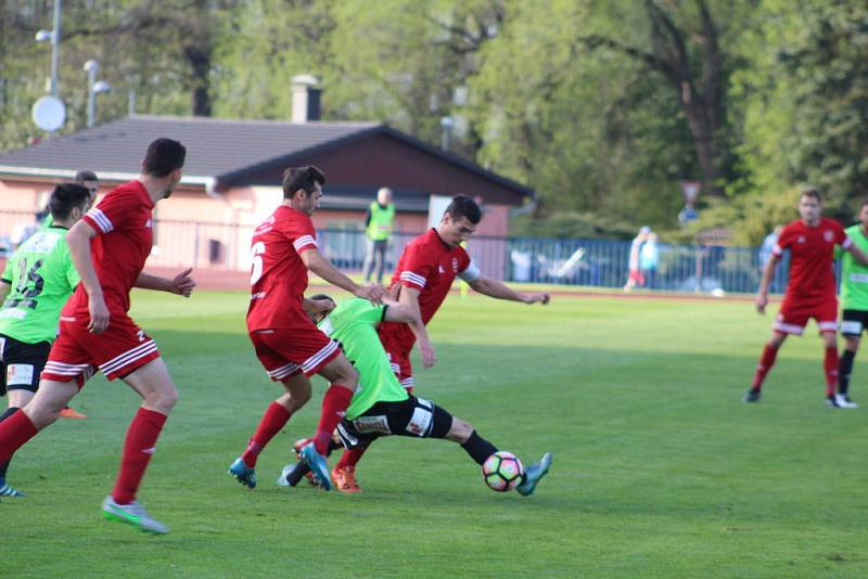 V utkání třetí fotbalové ligy mezi FK Tachov (v červeném) a Slavojem Vyšehrad byli lepší domácí, kteří zvítězili 4:2.