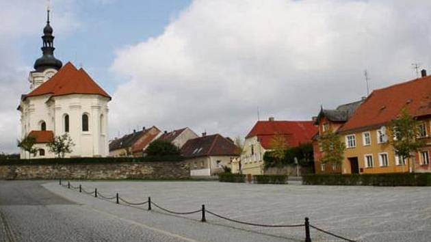 NÁMĚSTÍ V ČERNOŠÍNĚ je čisté a upravené. Dlažba a zeleň prodělala úpravy v posledních letech, na náměstí bylo otevřeno také malé regionální muzeum. 