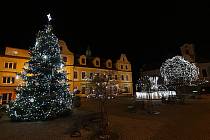 Náměstíčko v Chodové Plané opět září vánočními světly