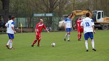 V derby mezi Chodovou Planou (v červeném) a Částkovem padlo devět gólů. Z vítězství se radovali domácí, kteří vyhráli 6:3.